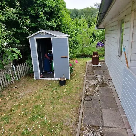 Tiny House Op Volkstuinverenging Кемпинг