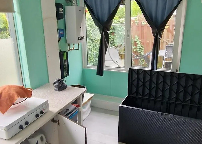 Tiny House Op Volkstuinverenging 营地 *